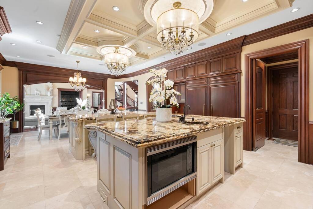 French Chateau W/Swim Spa & Theatre: 11,700 Sqft Калгари Экстерьер фото