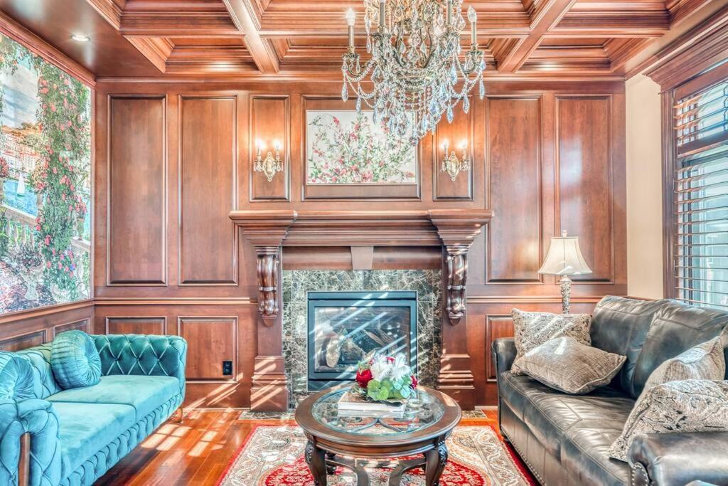 French Chateau W/Swim Spa & Theatre: 11,700 Sqft Калгари Экстерьер фото