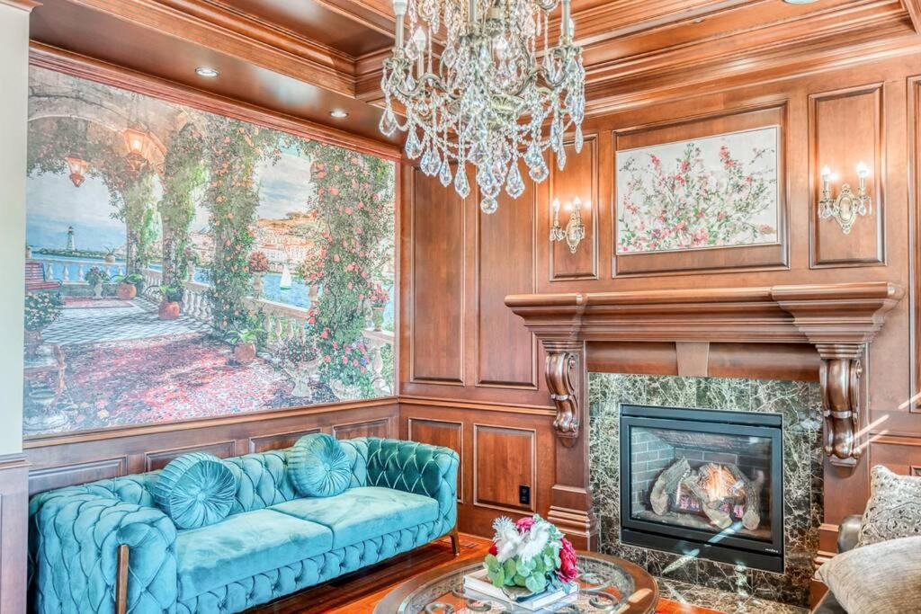 French Chateau W/Swim Spa & Theatre: 11,700 Sqft Калгари Экстерьер фото